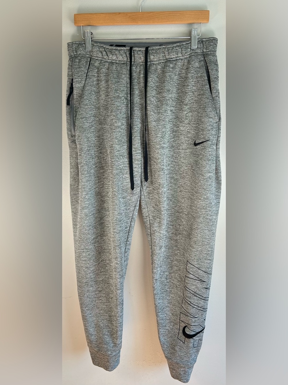 Nike Mens Sweatpants Joggers Size M Therma Fit Logo Swoosh Gray Black Drawstring